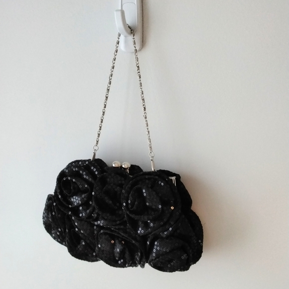 Handbags - Women's black sequin rosettes evening bag